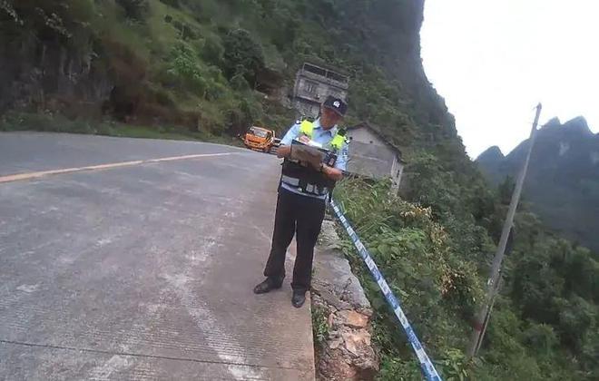 小车撞断护栏翻下21米深的山崖驾驶人(图3)