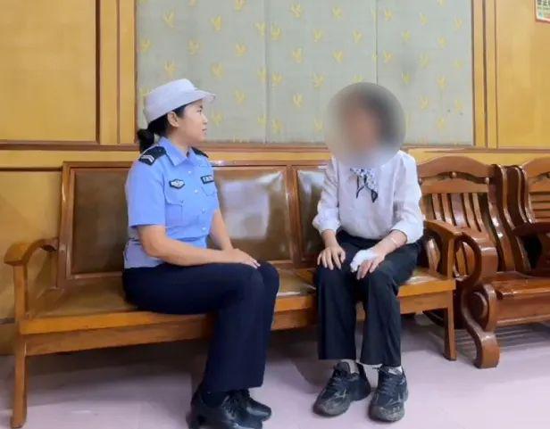 小车撞断护栏翻下21米深的山崖驾驶人(图7)