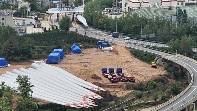 甘肃一高速护栏被人“撕开”出口过往司机叫苦不迭(图3)