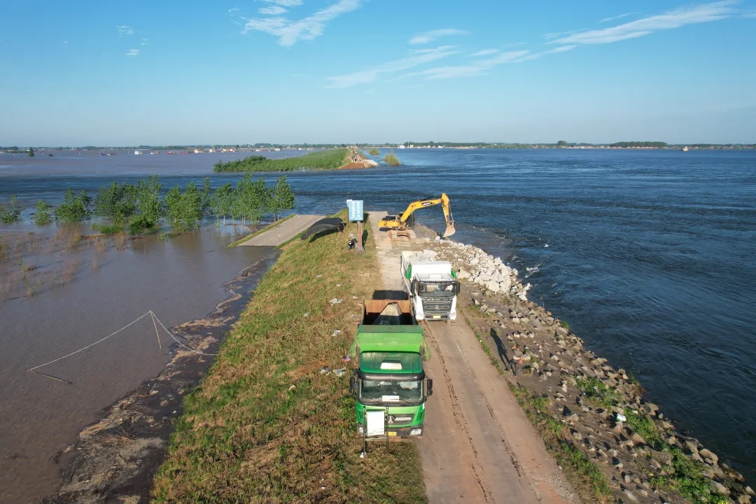 洞庭湖溃口扩大至220米进出湖南华容县所有道路交通管制直击抢险现场(图2)