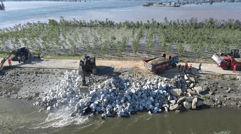 洞庭湖溃口扩大至220米进出湖南华容县所有道路交通管制直击抢险现场(图3)