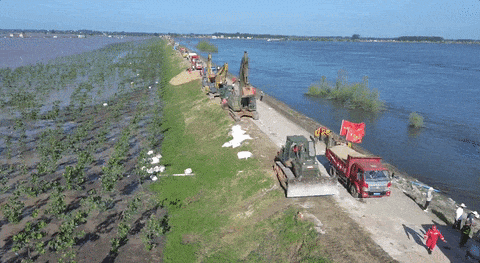 洞庭湖溃口扩大至220米进出湖南华容县所有道路交通管制直击抢险现场(图5)