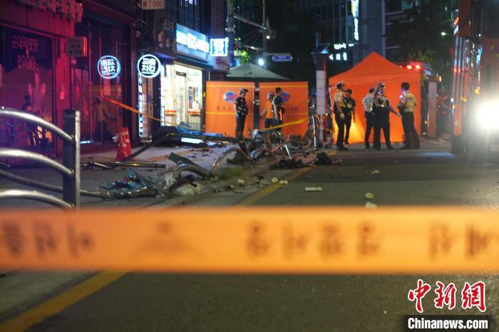 韩国首尔市中心发生重大交通事故已致9死多伤
