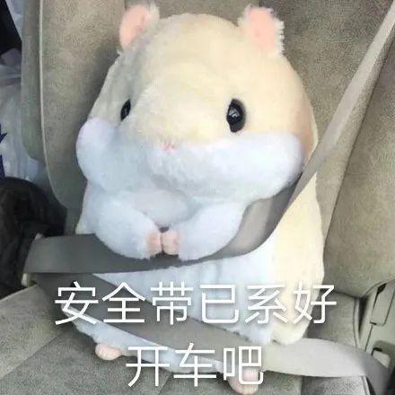 忻州：突发交通事故！小轿车与护栏相撞并翻车……