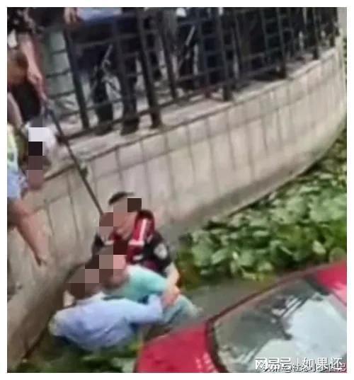 突发！安徽六安一出租车冲撞护栏后坠塘！2人落水！原因在调查…(图2)