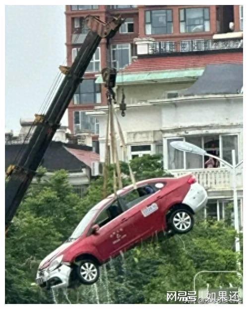 突发！安徽六安一出租车冲撞护栏后坠塘！2人落水！原因在调查…
