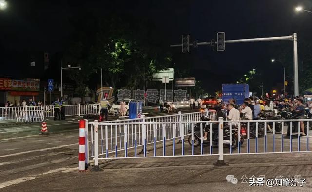 惨！肇庆一斑马线路口行人和电动车被撞飞……(图2)