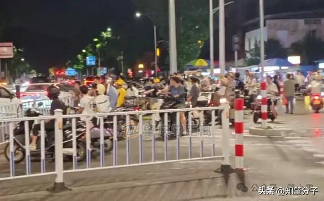 惨！肇庆一斑马线路口行人和电动车被撞飞……