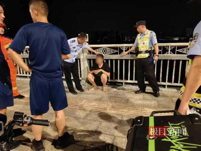 男子凌晨欲跳桥轻生民警苦劝3小时解开心结