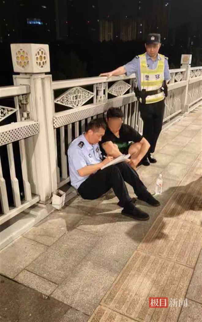 男子凌晨欲跳桥轻生民警苦劝3小时解开心结(图2)