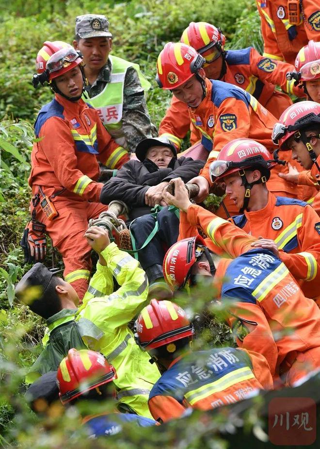 雅安汉源新华村大转移救援人员在烂泥坡上搭起“人形阶梯”现场直击
