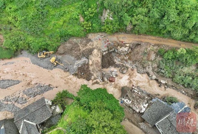 雅安汉源新华村大转移救援人员在烂泥坡上搭起“人形阶梯”现场直击(图6)