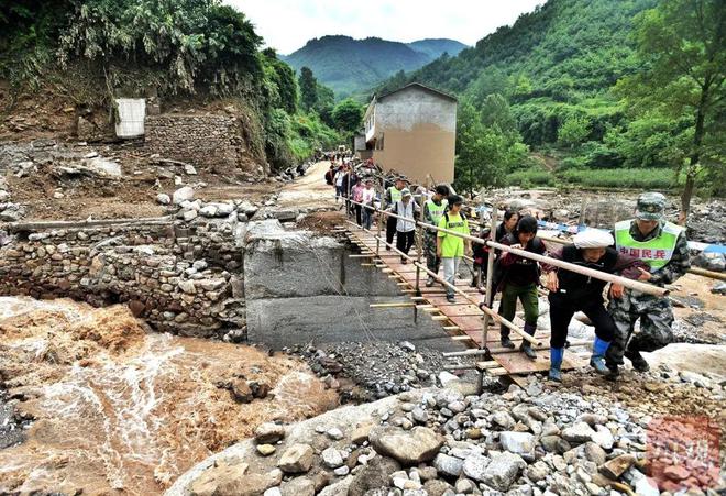 雅安汉源新华村大转移救援人员在烂泥坡上搭起“人形阶梯”现场直击(图4)