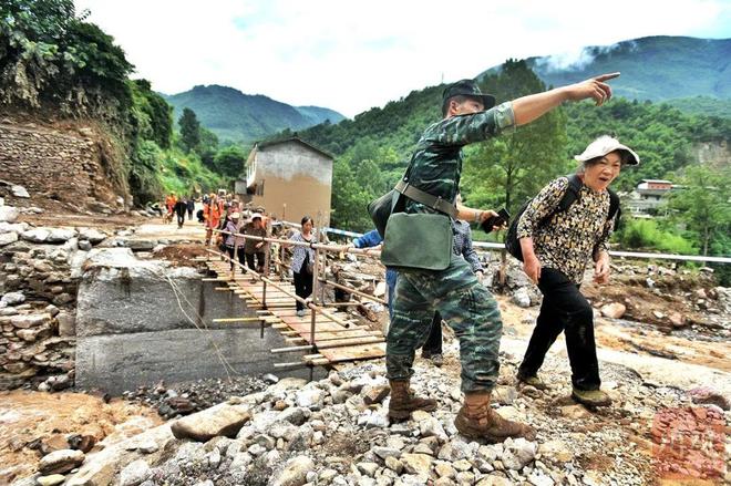 雅安汉源新华村大转移救援人员在烂泥坡上搭起“人形阶梯”现场直击(图2)