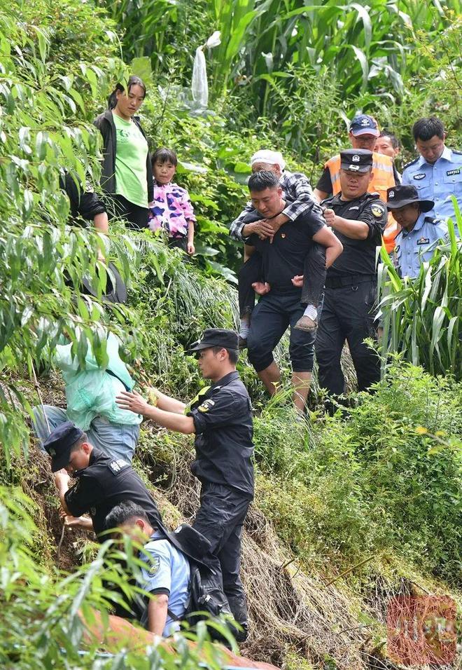 雅安汉源新华村大转移救援人员在烂泥坡上搭起“人形阶梯”现场直击(图5)