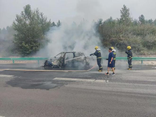 内蒙古一高速路上轿车突发自燃车辆损毁严重！(图3)