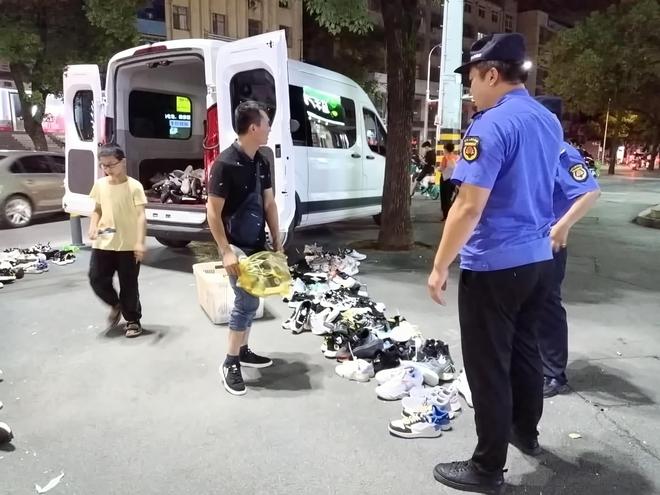 咸安城管：见事管事化身城市最美守护者(图2)