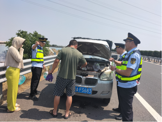 交通执法情满高速为民解难路畅心暖