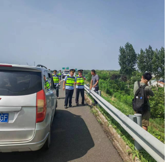 交通执法情满高速为民解难路畅心暖(图2)