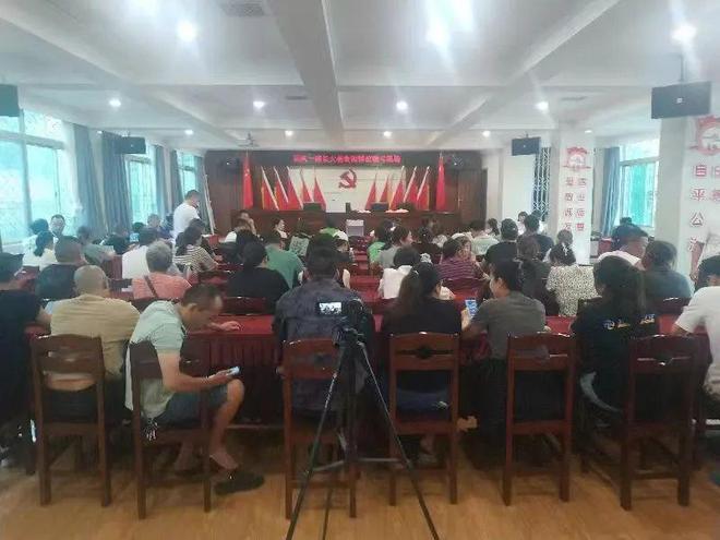 部分摊贩阻拦反对长大美食街搬迁该如何推进？