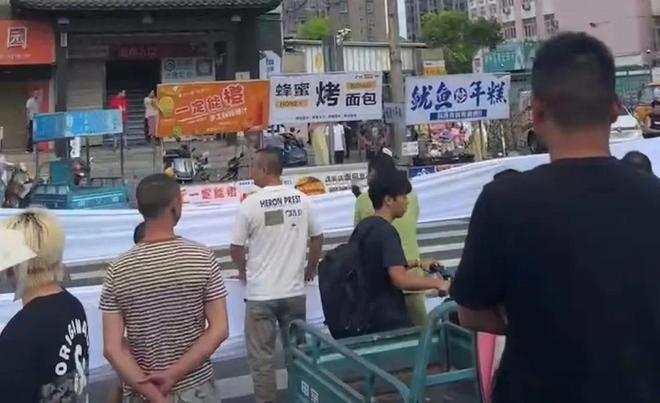部分摊贩阻拦反对长大美食街搬迁该如何推进？(图2)