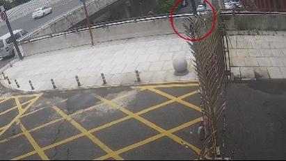 险！女子欲跳高架桥身悬空中警民合力将其拉回