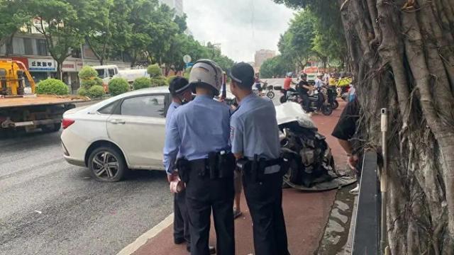 两车发生追撞事故致护栏飞入路边店铺