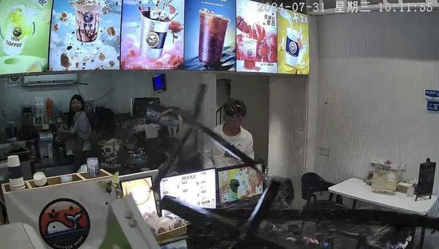 两车发生追撞事故致护栏飞入路边店铺(图3)