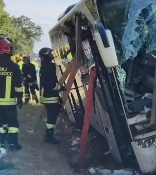 中国导游在意大利车祸身亡！护栏刺穿车头15名伤者均是中国游客(图5)
