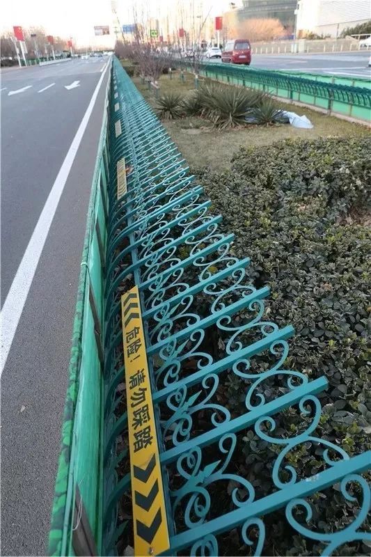 文明交通弧形防护栏亮相街头构筑城区文明风景线