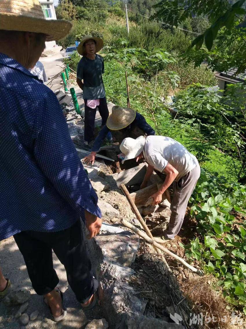 县退役军人事业局帮扶建护栏保安全暖人心