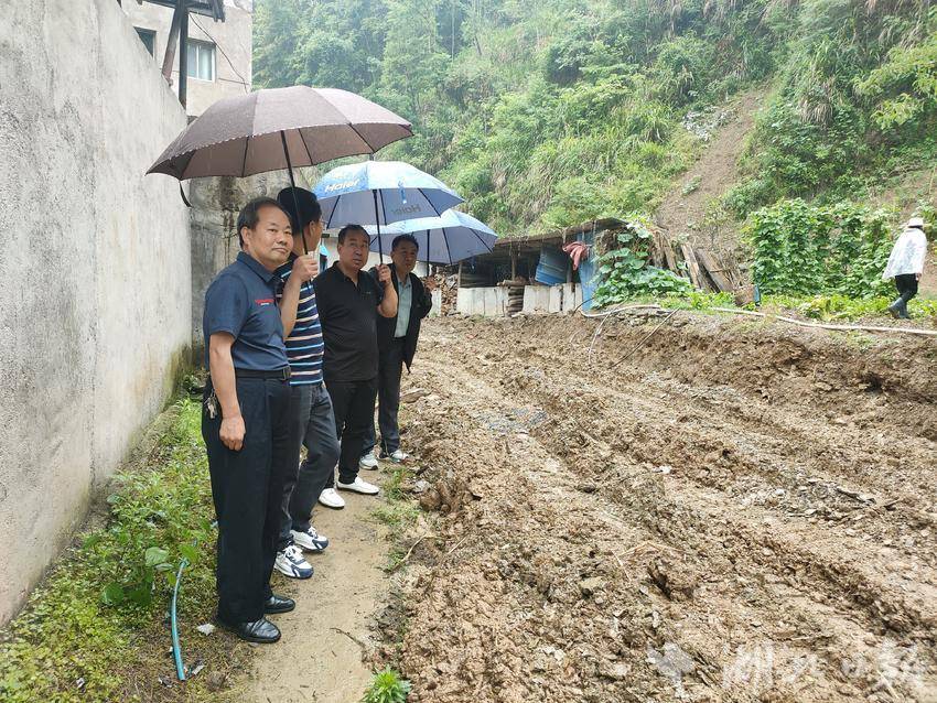 县退役军人事业局帮扶建护栏保安全暖人心(图2)