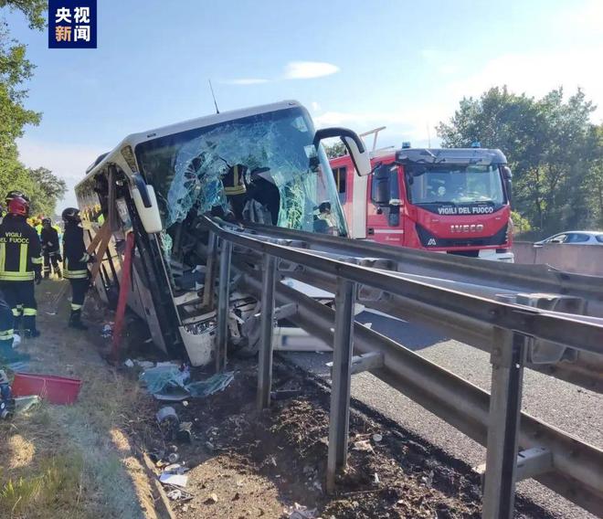 一载25名中国游客旅游大巴在意大利撞上高速护栏！已致1死10余伤