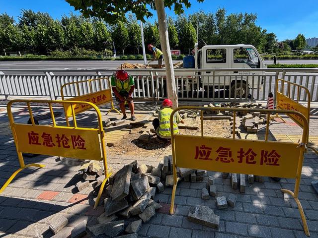 保障市民出行安全郑州二七城管开展市政设施水毁问题集中整治(图3)