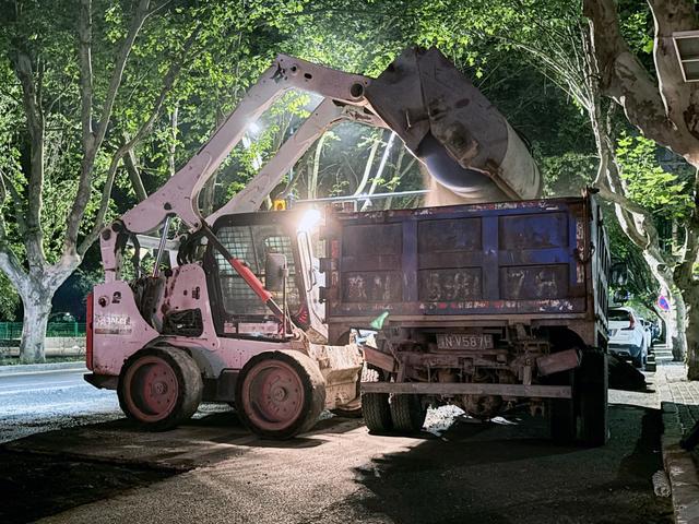 保障市民出行安全郑州二七城管开展市政设施水毁问题集中整治