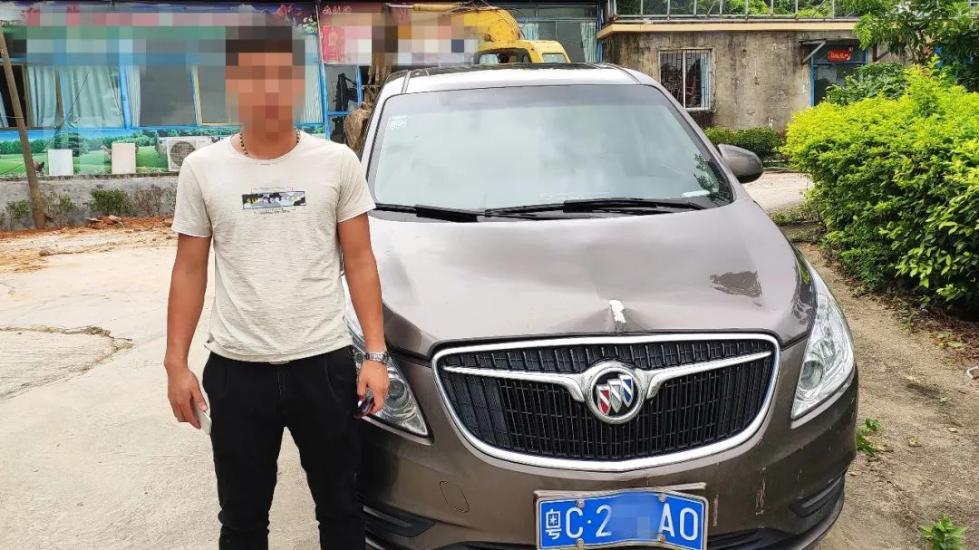 男子开车躲小狗撞上护栏！10小时后报警却因骗保被抓！(图2)
