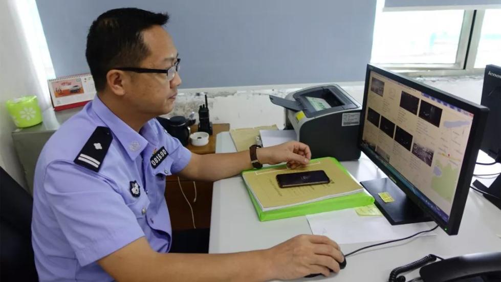 男子开车躲小狗撞上护栏！10小时后报警却因骗保被抓！(图3)