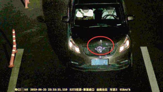 男子开车躲小狗撞上护栏！10小时后报警却因骗保被抓！(图4)