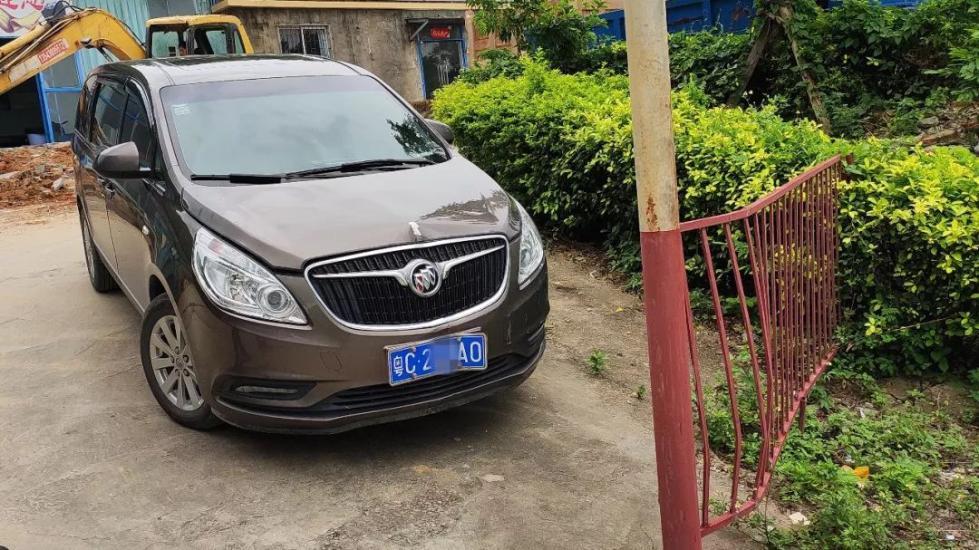 男子开车躲小狗撞上护栏！10小时后报警却因骗保被抓！(图6)