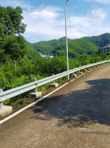公路波形护栏：保障安全的坚固防线(图2)