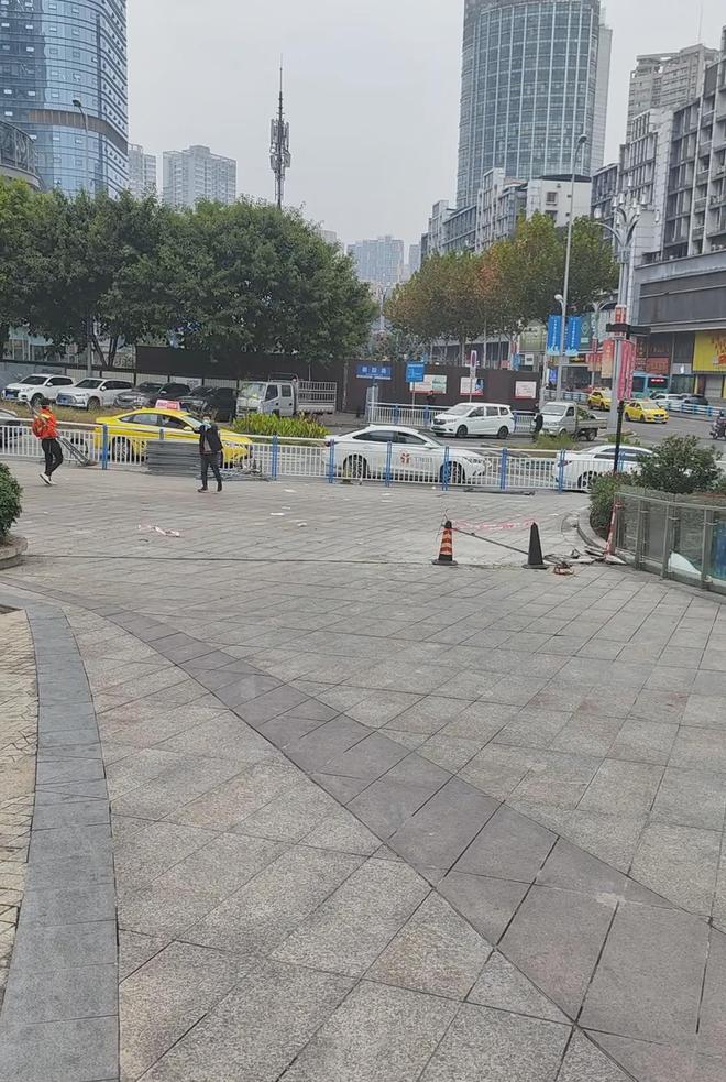 九龙坡护栏拆除后交通秩序遇到挑战：行人两轮车小汽车穿行无序(图10)