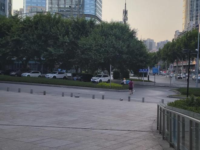 九龙坡护栏拆除后交通秩序遇到挑战：行人两轮车小汽车穿行无序(图12)