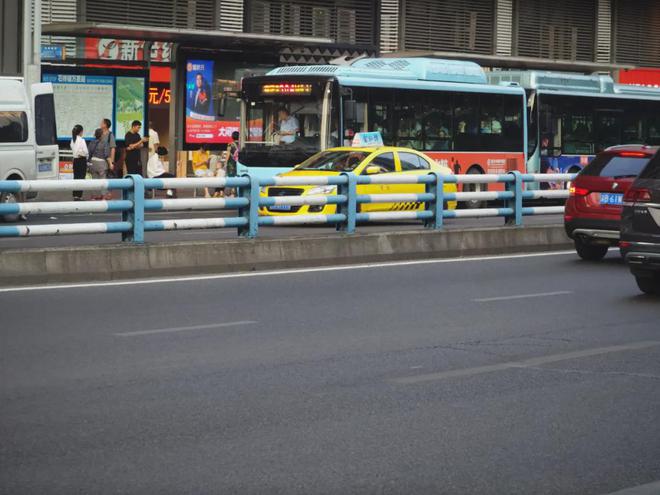 九龙坡护栏拆除后交通秩序遇到挑战：行人两轮车小汽车穿行无序(图3)