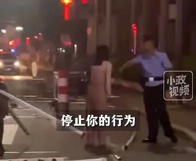 “把你们全撞死！”女子撞碎护栏后与群众争执广东台山最新通报→(图2)