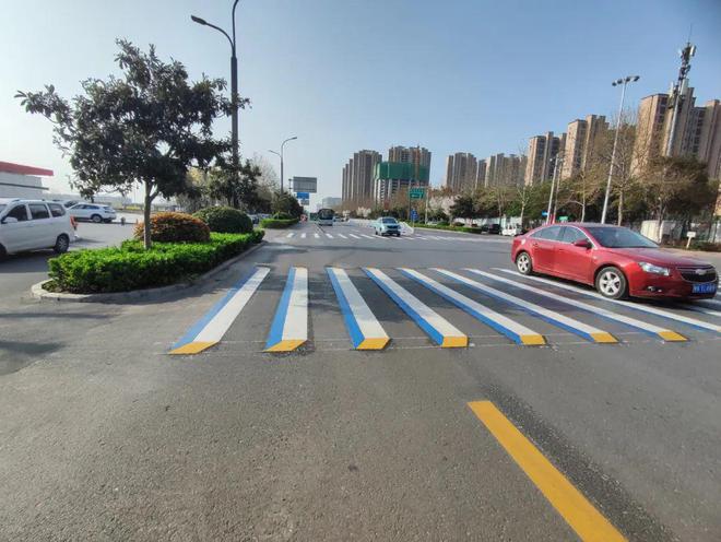 许昌：莲花型护栏、精细化管护扮靓公路“高颜值”(图2)