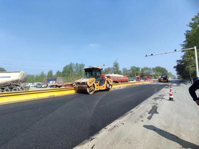 许昌：莲花型护栏、精细化管护扮靓公路“高颜值”(图5)