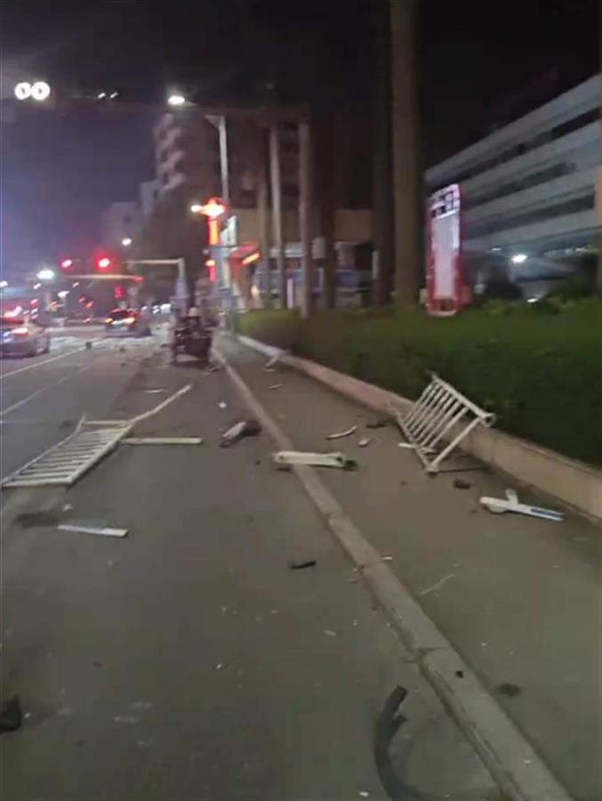 “撞死你们”！女子酒驾撞护栏后与群众争执广东台山警方通报(图2)