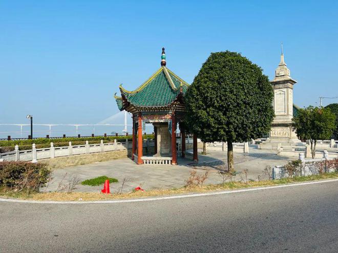 荆江亭护栏缺了一块交通隐患如何解决？