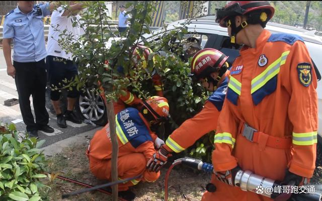 汝阳：汽车撞上道路护栏一人被困消防成功救援
