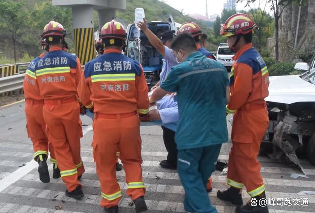 汝阳：汽车撞上道路护栏一人被困消防成功救援(图3)
